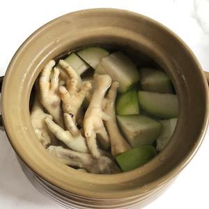 节瓜眉豆煲鸡脚汤?的做法 步骤6