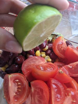 减脂期必备牛油果红腰豆玉米沙拉的做法 步骤5
