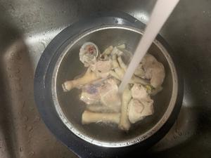 花生眉豆鸡脚筒骨汤的做法 步骤3