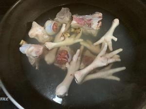 花生眉豆鸡脚筒骨汤的做法 步骤2