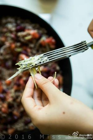 炒牛肉豆子生菜碗.Stir-fried beef&beanin lettuce cups.的做法 步骤5