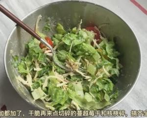 一顿吃够蔬菜的生菜多多三明治&吮指懒人酸黄瓜酱（健康版千岛酱）的做法 步骤2