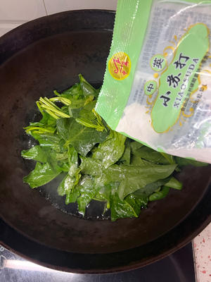 菠菜鸡蛋羹和灵魂蘸汁的做法 步骤2