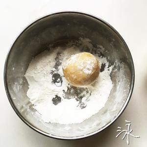 广式月饼—蛋黄莲蓉月饼的做法 步骤4