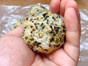 金猫咪食堂-濑户香松金枪鱼饭团的做法 步骤7