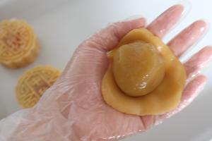 广式莲蓉蛋黄月饼【9月北鼎烤箱食谱】的做法 步骤5