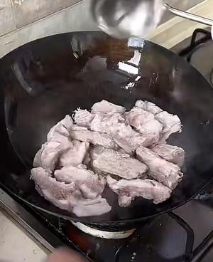 午餐排骨土豆炖玉米，鸡蛋羹，煲仔饭 排骨胡萝卜玉米汤山药排骨玉米汤 西红柿玉米排骨汤棒骨玉米山药汤油麦菜口蘑炒肉排骨焖面的做法 步骤7